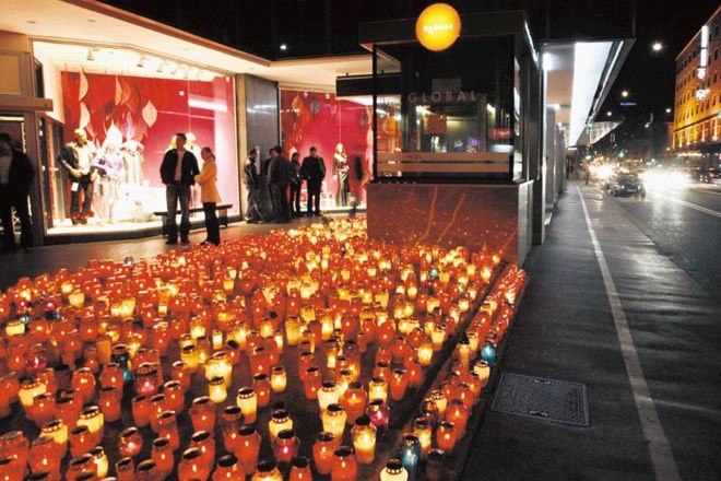 V spomin na smrt Gorazda Čamernika je bil pločnik pred Globalom prekrit s svečami. 