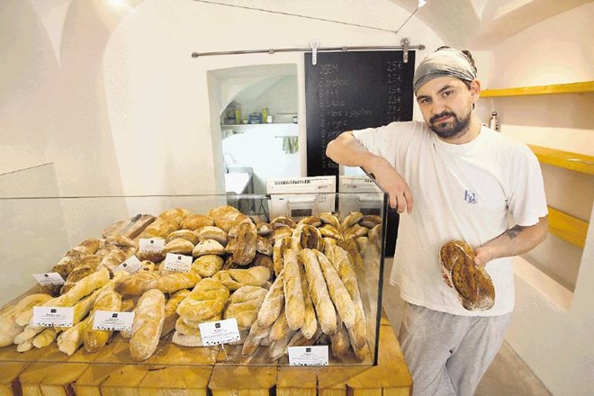 Andrej Gerželj je svojo butično pekarnico Osem na ljubljanskem Gornjem trgu zasnoval po vzoru francoskih »boulangeries«. 