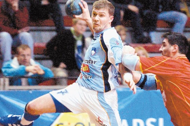 Leta 2004 je Boštjan Ficko (z žogo) z reprezentanco Slovenije osvojil srebrno kolajno na EP, zdaj pa je trener Slovana. 