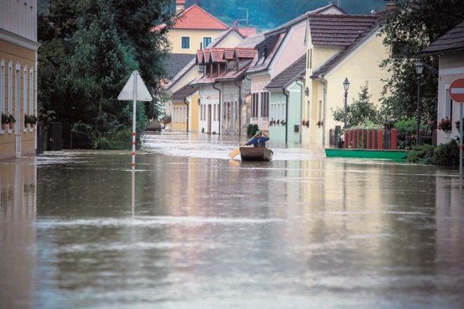 Kostanjevico na Krki je pred doslej rekordno poplavo iz leta 1937 in po njej poplavilo že neštetokrat. 
