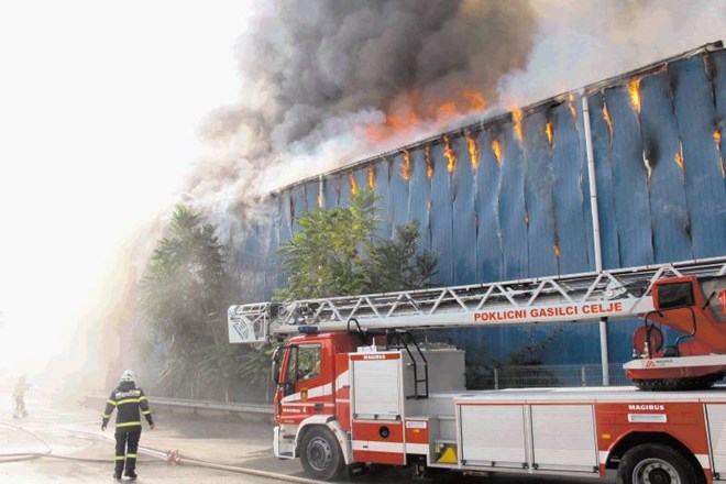 Okoli 5000 kvadratnih metrov veliko skladišče so ognjeni zublji uničili. 