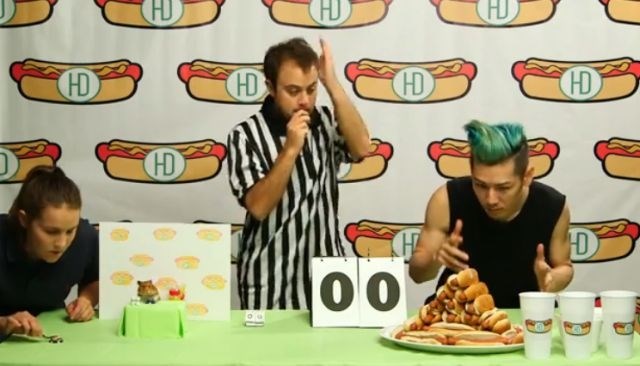 Hrček in Kobayashi sta se resno spopadla v basanju s hot dogi, iz česar je nastal šaljiv video. 