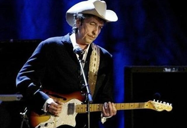 Glasbena industrija Boba Dylana imenovala za osebnost leta 2015