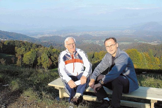 Tomo Šarf (desno) skupaj s pokojnim prijateljem, ustanoviteljem in dolgoletnim predsednikom svetovnega združenja za gorske...