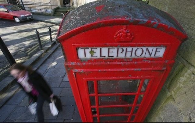V Londonu odslej zelene govorilnice, v katerih boste lahko polnili mobilne telefone