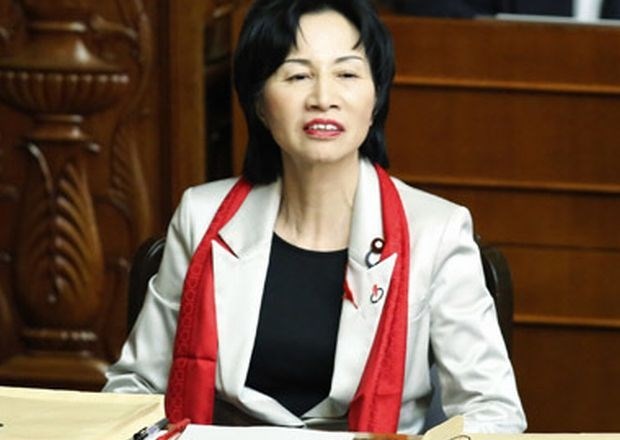 Rdeč šal v japonskem parlamentu povzročil “škandal” 