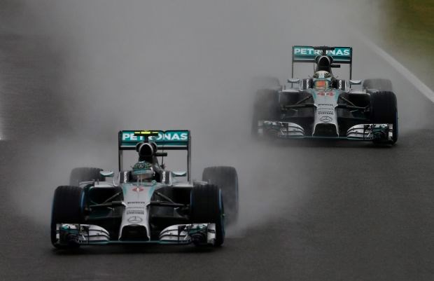 Hamiltonu deževna dirka v Suzuki, Rosberg drugi, huda nesreča Bianchija