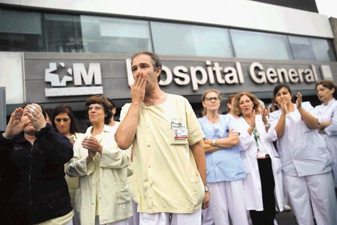 Iz Madrida so v ponedeljek sporočili, da se je medicinska sestra, medtem ko je zdravila bolnika, ki sta pripotovala iz...