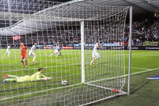 Trenutek, ko je Milivoje Novaković iz enajstmetrovke zabil odločilni gol za zmago Slovenije proti Švici. Jaka Gasar 