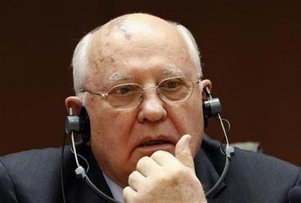 Ko so Gorbačova odpustili iz bolnišnice, je odšel v pisarno
