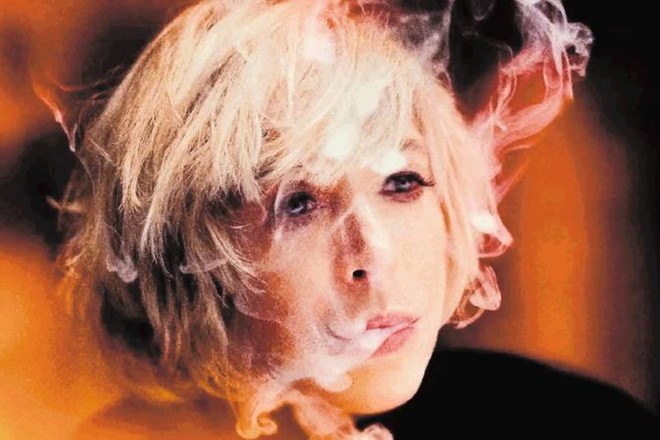 Na naslovnici novega albuma se neuničljiva Marianne Faithfull predstavlja v svoji značilni, že kar klasični podobi. 