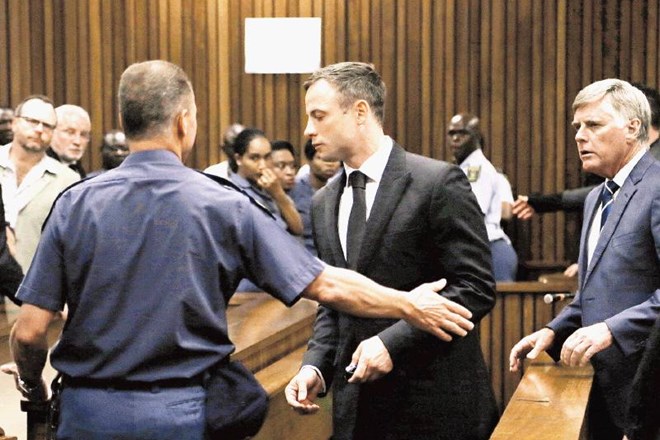 Oscarja Pistoriusa so policisti po izreku sodbe pospremili za zapahe. AP 