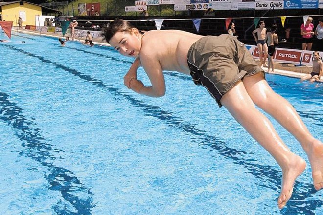 Glavni argument občine za rekonstrukcijo kopališča je plavalno opismenjevanje otrok vse leto. A to je mogoče že zdaj – bazen...