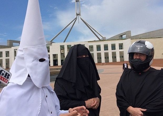 Protestno v avstralski parlament poskušali vstopiti s čelado, kapuco KKK in burko 
