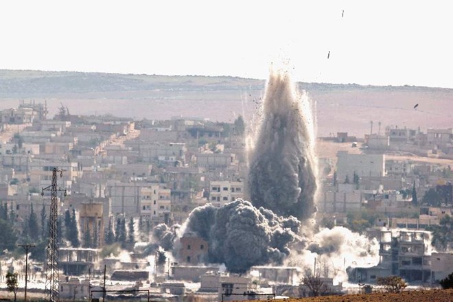 Ameriške bombe padajo na Kobane v pomoč Kurdom, ki branijo mesto pred Islamsko državo. AP 