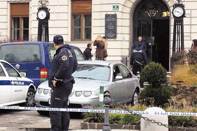 Ljubljansko sodišče so včeraj okoli 9. ure obiskali policisti s službenima psoma, specializiranima za eksplozivna telesa....