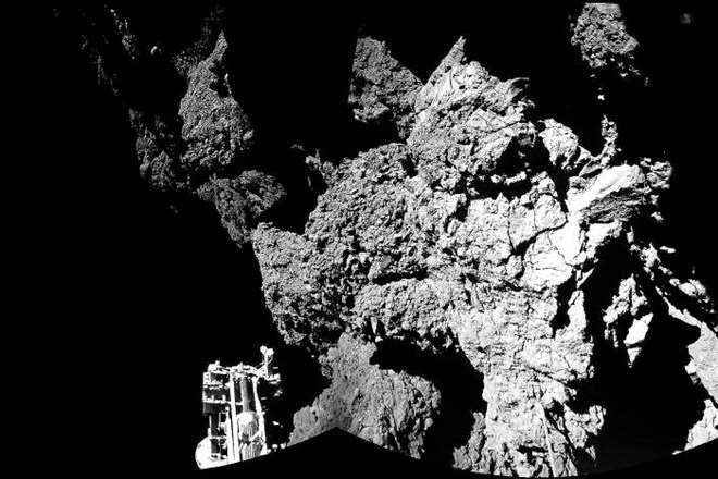 Fotografija, sestavljena iz več fotografij, ki jih je na Zemljo poslala sonda Rosetta, prikazuje robota Philae na površini...
