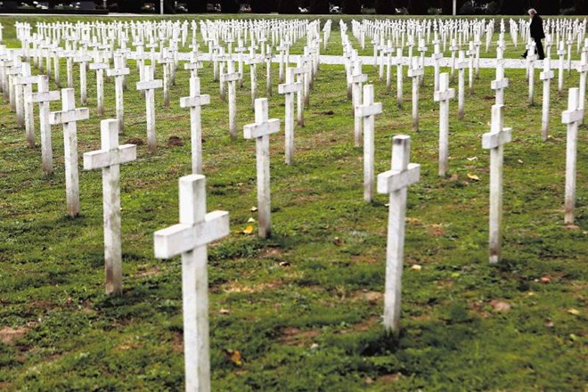 Pokopališče vukovarskih žrtev, ki jih še niso našli oziroma identificirali. AP 