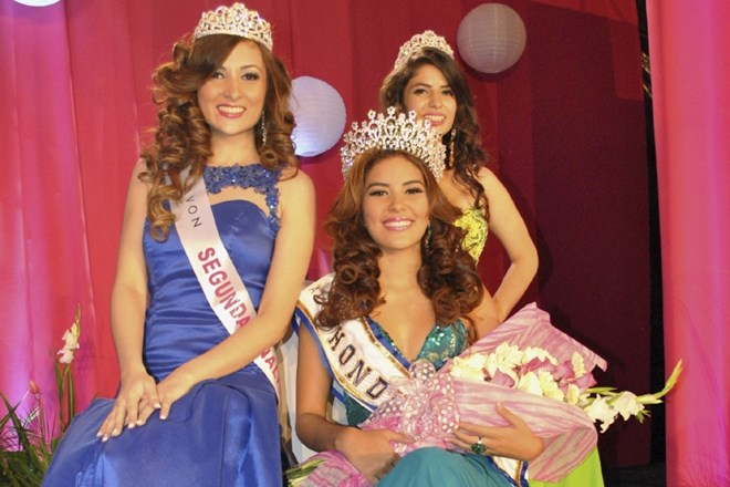 Maria Jose Alvarado (v sredini)  