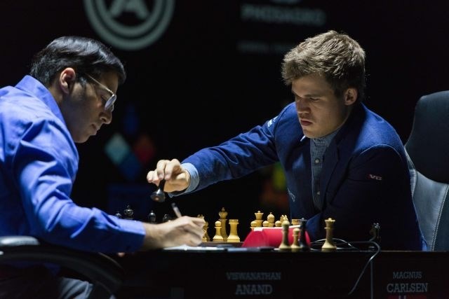 Norvežan Magnus Carlsen (desno)  je zadržal naslov svetovnega prvaka v šahu. (Foto: AP) 