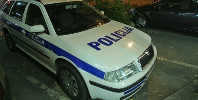 Huda prometna nesreča pri naselju Žerovinci: dve osebi sta umrli, ena huje poškodovana 
