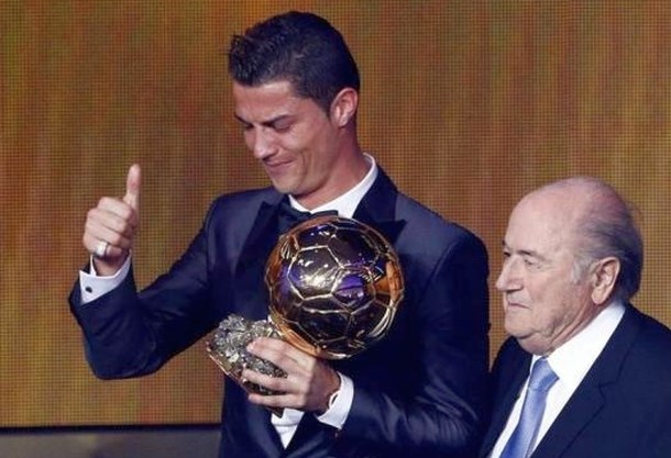 Zlato žogo je za leto 2013 dobil Cristiano Ronaldo, ki je favorit tudi za leto 2014. (Foto: Reuters) 