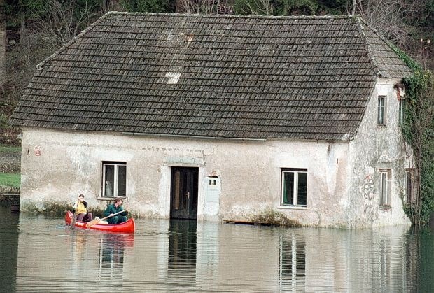 Pivka in Ljubljanica še poplavljata, na Cerkniškem in Planinskem polju vode vse več 
