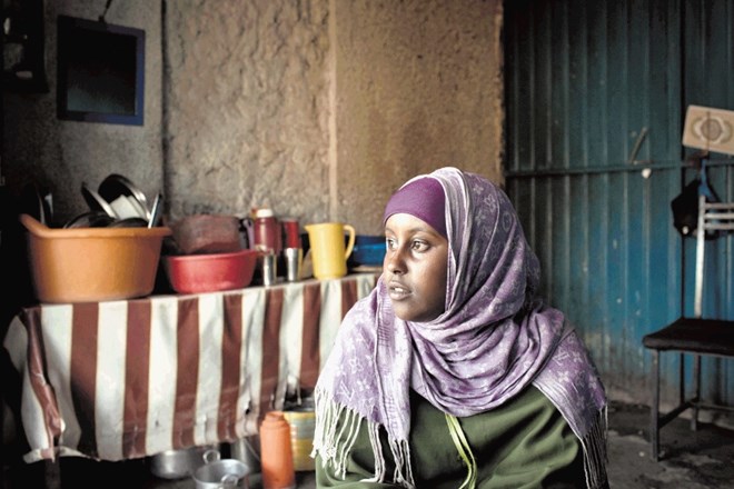 Štirinajstletna somalijska begunka  v Adis Abebi (Etiopija), januarja 2014. »Čutiva njeno bolečino. Zanjo sva edina človeka...