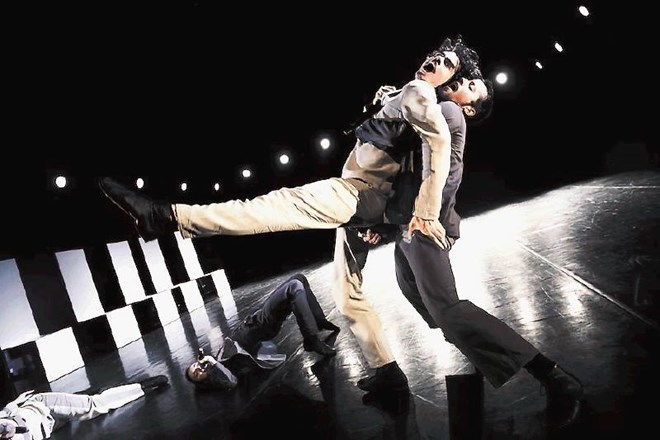 Gledališko-plesna predstava 20th Century Fog v izvedbi EnKnapGroup se loteva razmerja med megleno, utrujeno umetnostjo,...