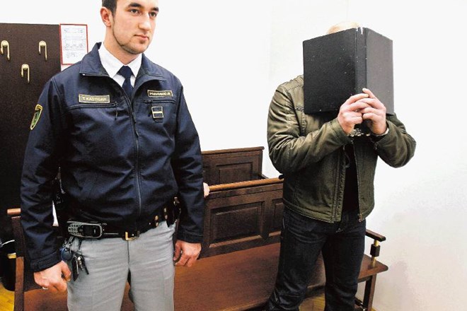 Damjanu Puzavcu se je na sodišču vselej uspelo izogniti objektivom fotoaparatov. Matej Povše 