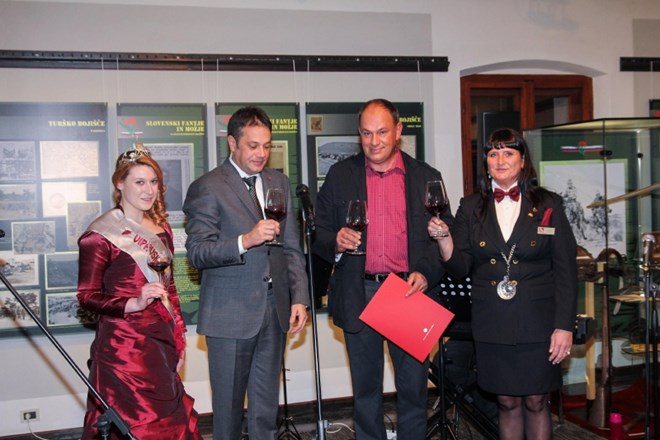 Predstavitev županovega vina na gradu Kromberk (od leve proti desni): Vipavska vinska kraljica Anja Kodele, župan Matej...