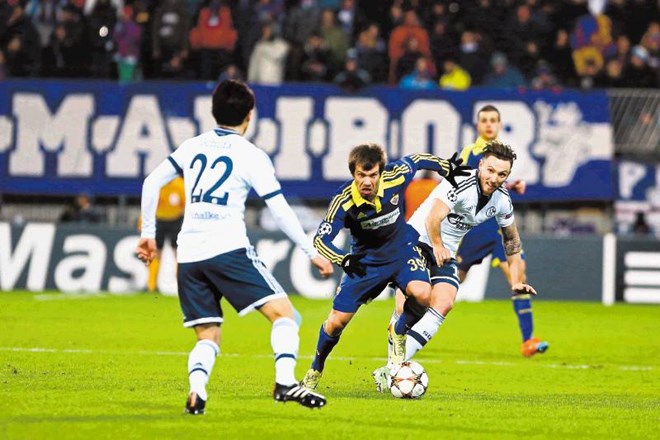 Damjan Bohar (z žogo) in soigralci so sinoči v Ljudskem vrtu klonili proti Schalkeju. Luka Cjuha 