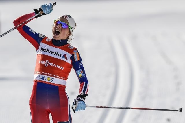 Norvežanka Therese Johaug je zmagovalka tekme svetovnega pokala v smučarskih tekih v švicarskem Davosu. (Foto: AP) 