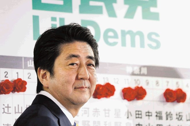 Japonski predsednik vlade Šinzo Abe na sedežu Liberalnodemokratske stranke v Tokiu ob prvih rezultatih včerajšnjih volitev...