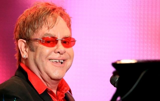 Elton John se je poročil z dolgoletnim partnerjem