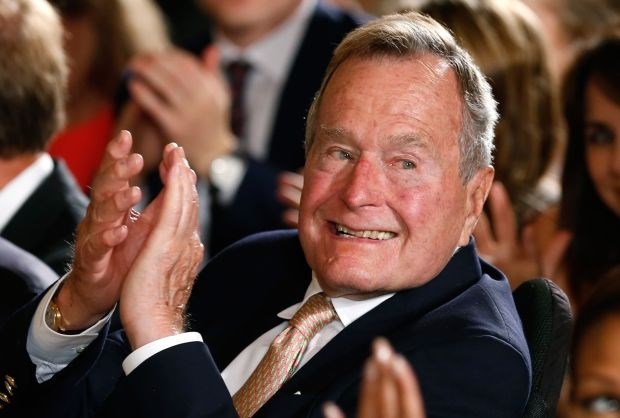 Nekdanjega predsednika ZDA Busha starejšega zaradi težjega dihanja sprejeli v bolnišnico