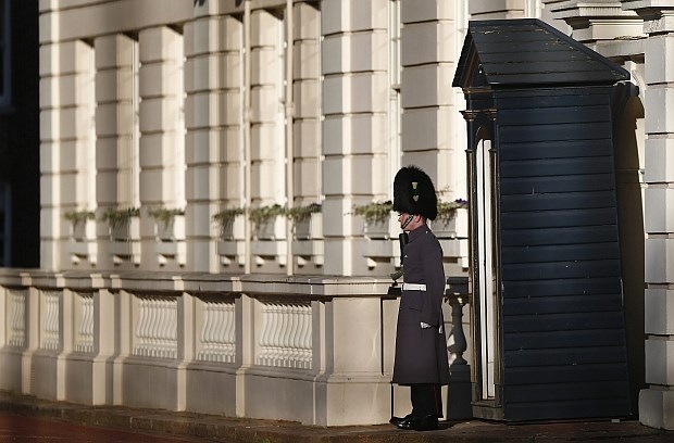 Zaradi nevarnosti terorističnih napadov priljubljeni kraljevi stražarji stojijo za ograjami 