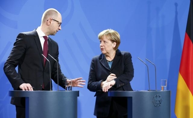 Arsenij Jacenjuk in Angela Merkel (Foto: Reuters) 