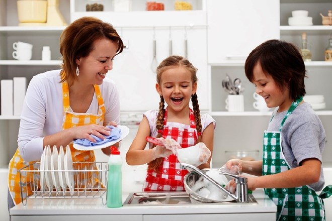 Otroke od malega navajajte na odgovornost in pomoč v gospodinjstvu   