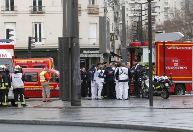 Drama s talci v Parizu: Enega napadalca ubili, drugi osumljenki uspelo pobegniti (foto in video)