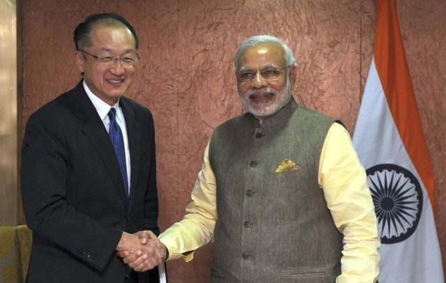 Predsednik Svetovne banke Jim Yong Kim (levo) in indijski premier Narendra Modi. (Foto: Reuters) 