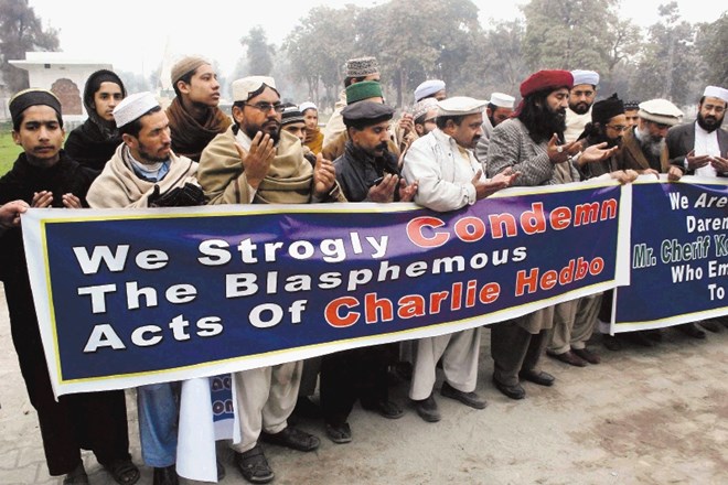 Islamska šola v Pešavaru (Indija) minuli torek: pogrebna molitev za islamske skrajneže, ki so morili v Parizu.  Reuters 