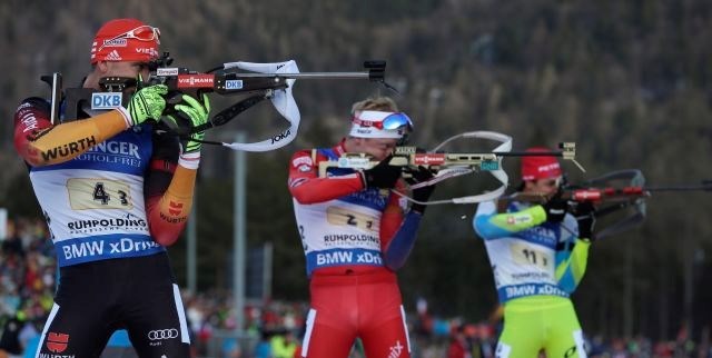 Na sredini norveški biatlonec Johannes Thingnes Boe. (Foto: AP) 