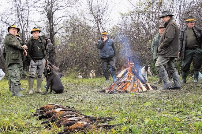 Slovenski in hrvaški lovci so v dobrem vzdušju med druženjem ob ognju zaznamovali deseto obletnico dogovora o strpnem čakanju...