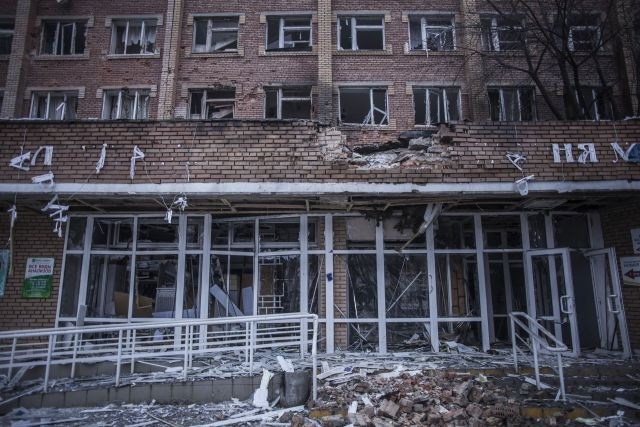 V napadih naj bi bila zadeta tudi bolnišnica v Donecku. (Foto: AP) 