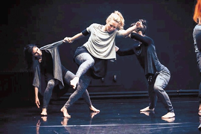 Predstava No more solo koreografa Matjaža Fariča ni nič več kot šolska strukturirana improvizacija. Tomaž Gorkič 