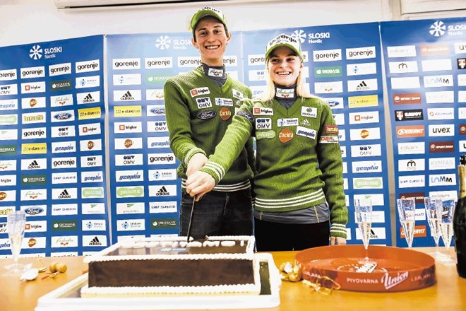 Peter Prevc in Špela Rogelj sta včeraj v smučarski palači v Podutiku razrezala torto in odprla šampanjec, kar je...