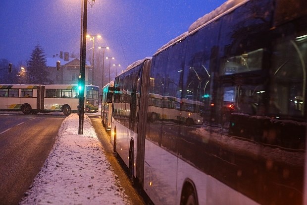 Zaradi obvoza mestni avtobusi velikokrat obstanejo v prometni gneči. Bojan Velikonja 
