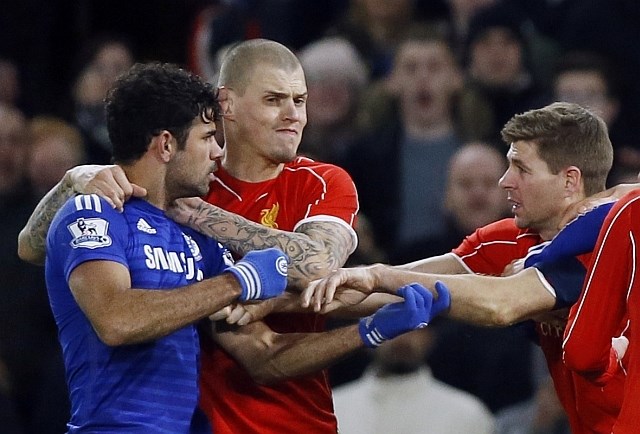 Diego Costa (levo) je bil v torek na tekmi z Liverpoolom večkrat v središču pozornosti. (Foto: AP) 