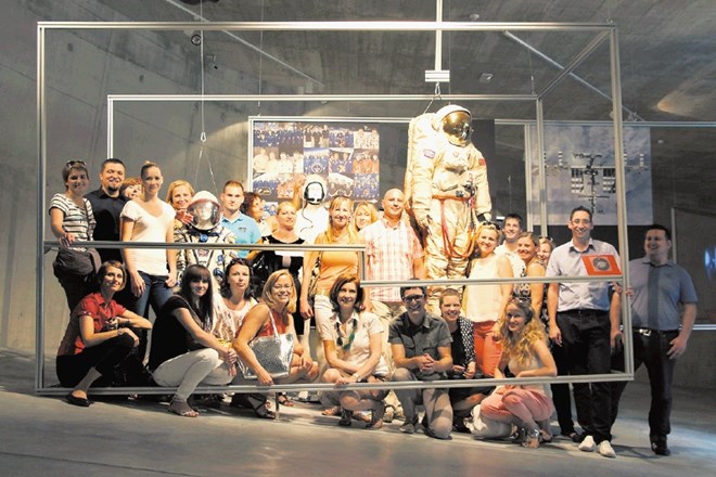 Sodelavci AbbVie v Kulturnem središču evropskih vesoljskih tehnologij v Vitanju, kjer so pri pionirju vesoljske raketne...